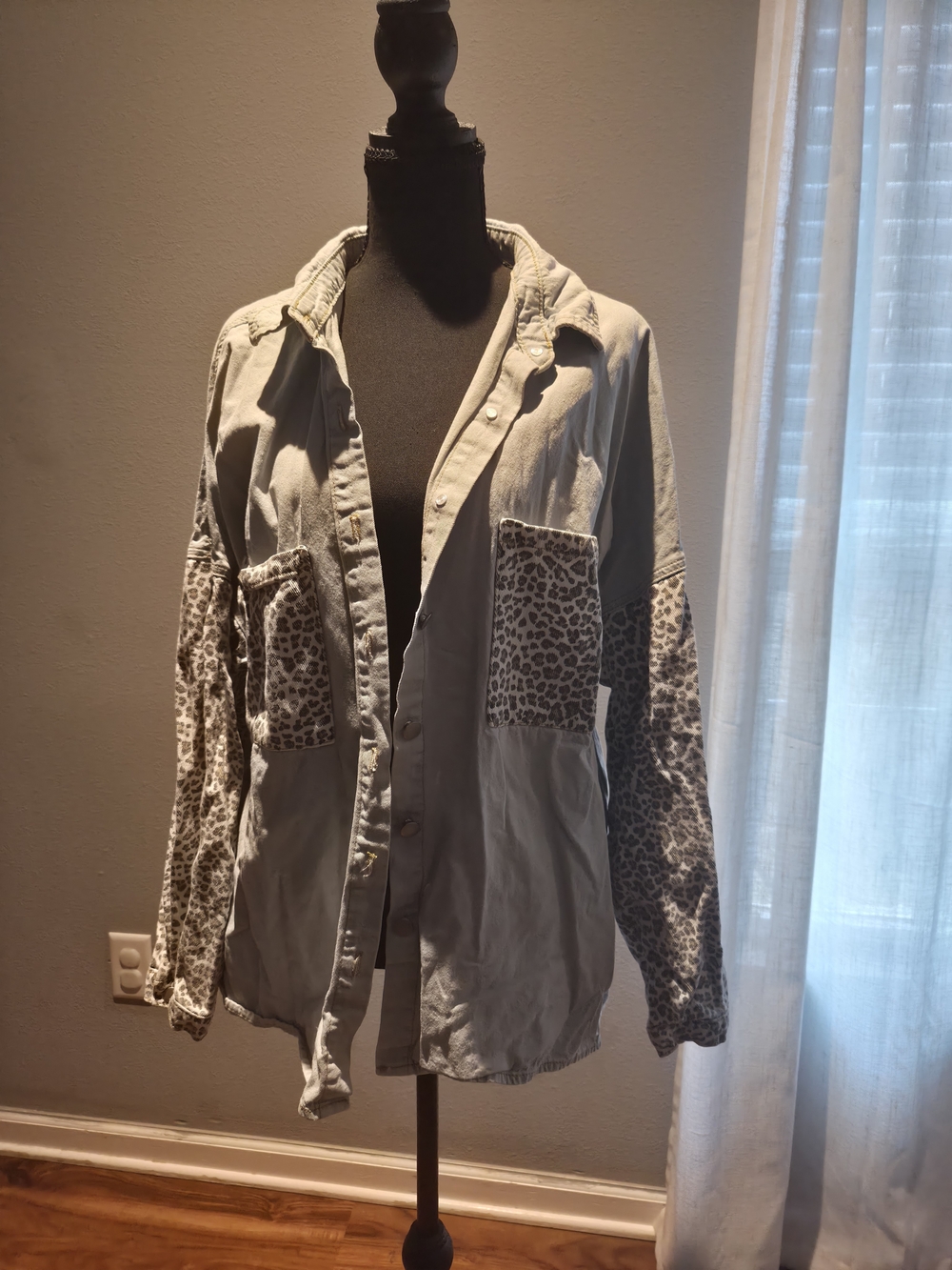Light Gray Button-Front Jacket with Leopard Print Pockets